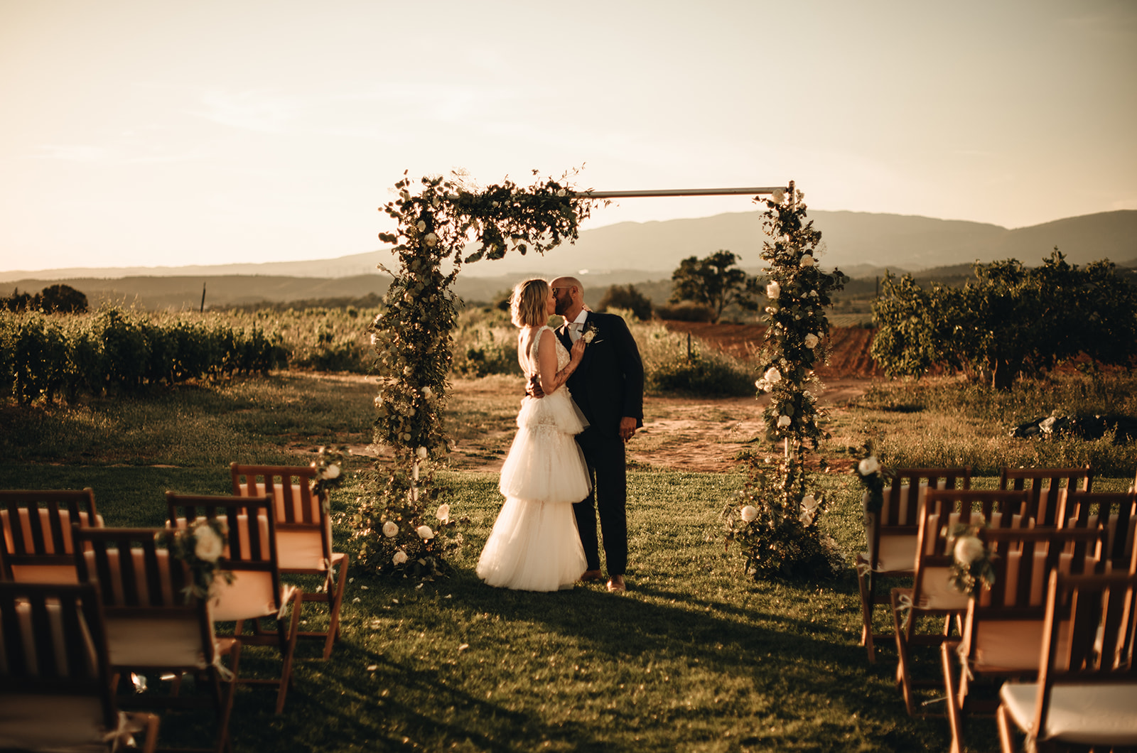 bride groom photoshoot newlyweds love sunset